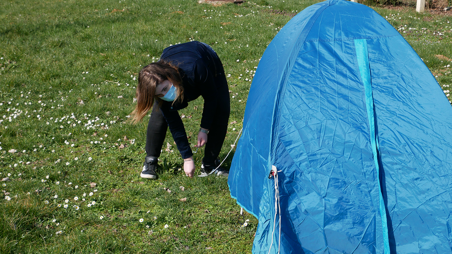 Installation d'une tente au camping de Chartres