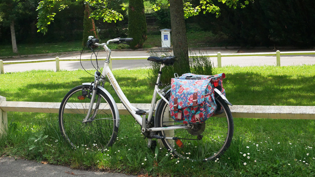 Vélo stationnée devant l'accueil du camping